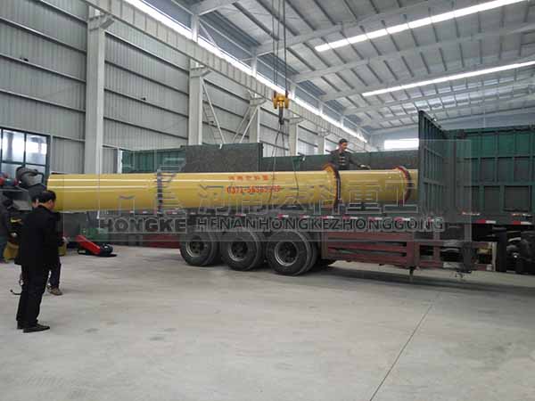 發往河北承德2m&times;8m雞糞烘干機裝貨現場